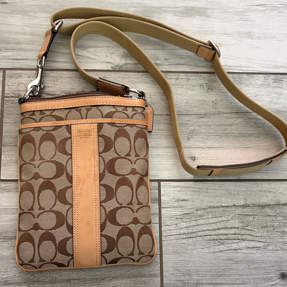Vintage Coach Tan and Brown Signature crossbody j05n